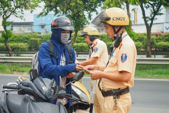 Đề xuất sửa đổi Luật Xử lý vi phạm hành chính, bổ sung hình thức phạt lao động công ích người vi phạm giao thông. Trong ảnh là CSGT TPHCM lập biên bản, xử phạt trường hợp vi phạm nồng độ cồn. Ảnh: Hồng Phong