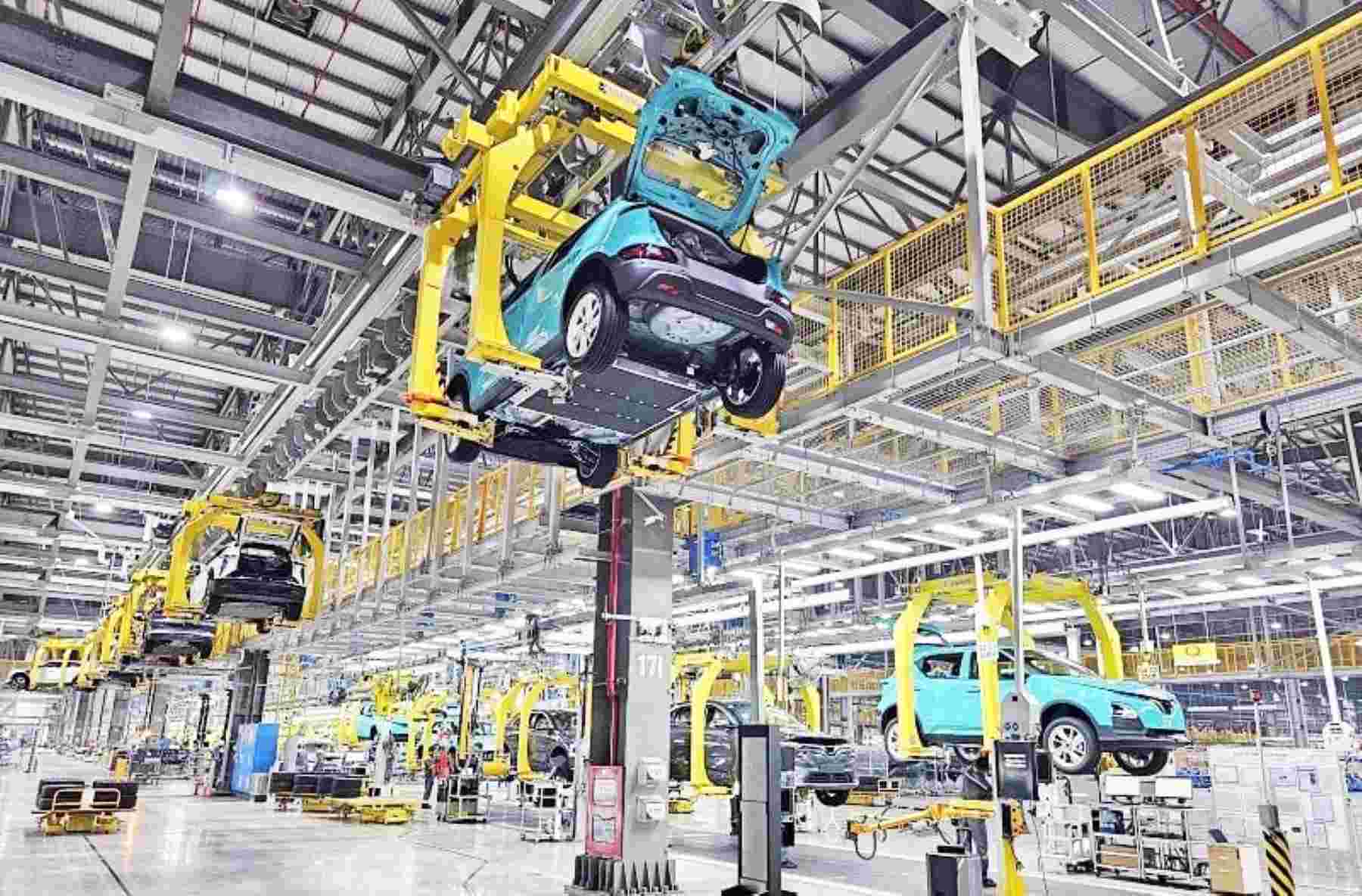 専門家は、自動車の現地調達率を高めるための支援戦略が必要であると述べています。写真:VinFast