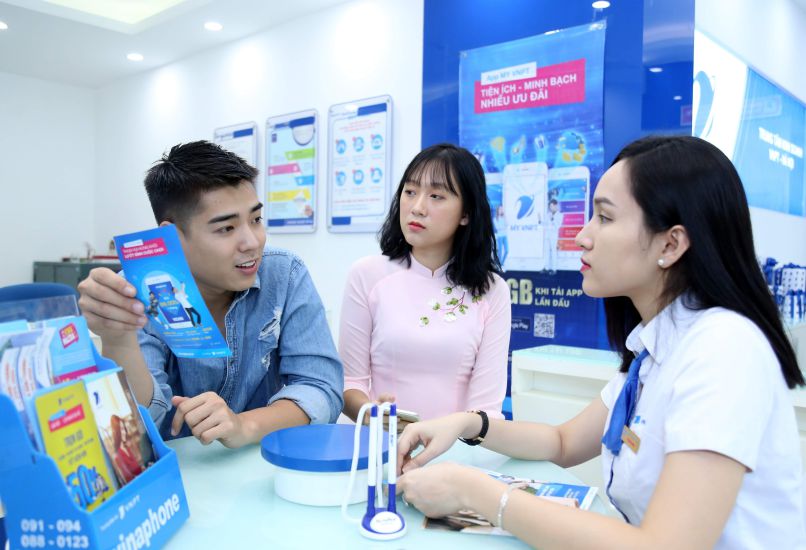 Người dân được hướng dẫn định danh thuê bao di động. Ảnh: Hải Nguyễn