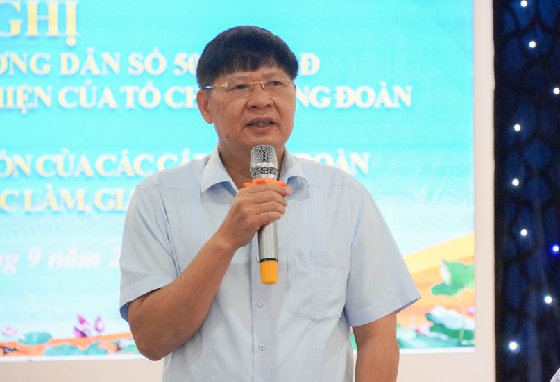Vice President of the Vietnam General Confederation of Labor Phan Van Anh gave a speech directing the conference. Photo: Phuong Anh