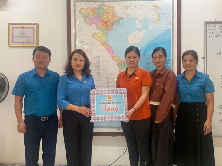 Leaders of Lang Son Provincial Federation of Labor presented Mid-Autumn Festival gifts in 2024 to representatives of Greatwood Joint Stock Company's Trade Union. Photo: Hoang Nhu