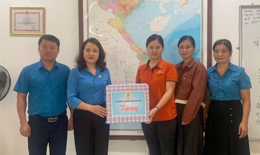 Lãnh đạo LĐLĐ tỉnh Lạng Sơn trao quà Tết Trung thu năm 2024 cho đại diện CĐCS Công ty Cổ phần Greatwood. Ảnh: Hoàng Như