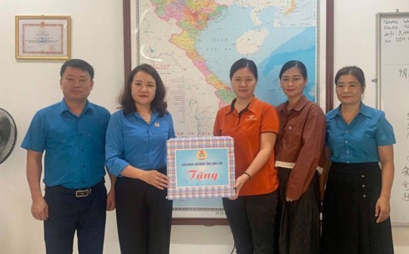 Lideres de la Federacion Laboral de la provincia de Lang Son entregan regalos de Tet Trung thu 2024 a representantes de la CDCS de Greatwood Joint Stock Company. Foto: Hoang Nhu