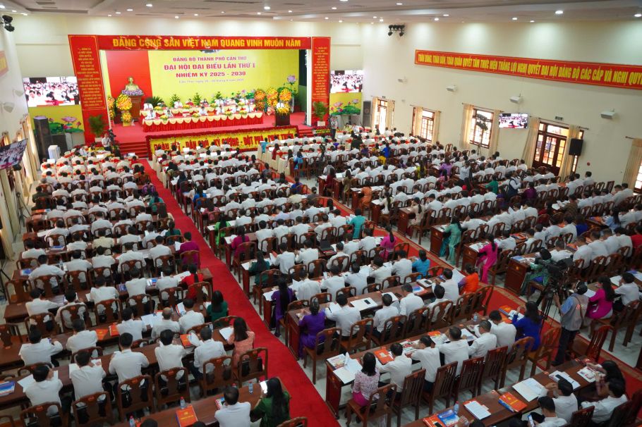 2025-2030 임기 제1차 껀터시 당위원회 대표자 대회 전경. 사진: Ta Quang