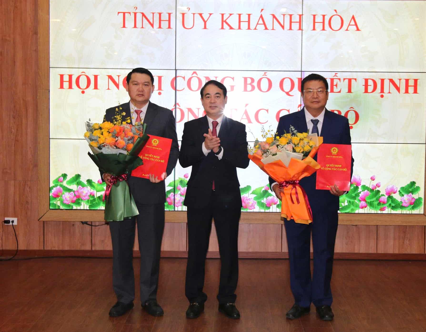 Le Comite provincial du Parti de Khanh Hoa organise une conference pour annoncer la decision sur le travail des cadres. Photo : Huu Long