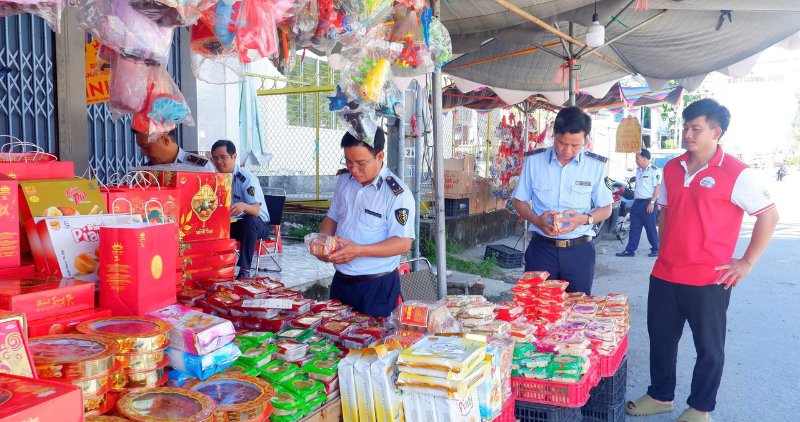 Vinh Long authorities inspect goods, ensuring a safe market for consumers. Photo: Vinh Long Department of Industry and Trade