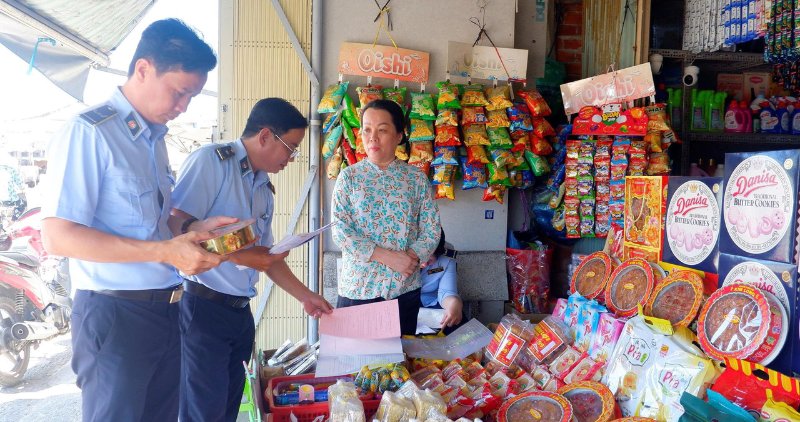 Luc luong chuc nang Vinh Long tuan tra, kiem soat, dung “la chan thep” chong hang gia. Anh: So Cong thuong Vinh Long