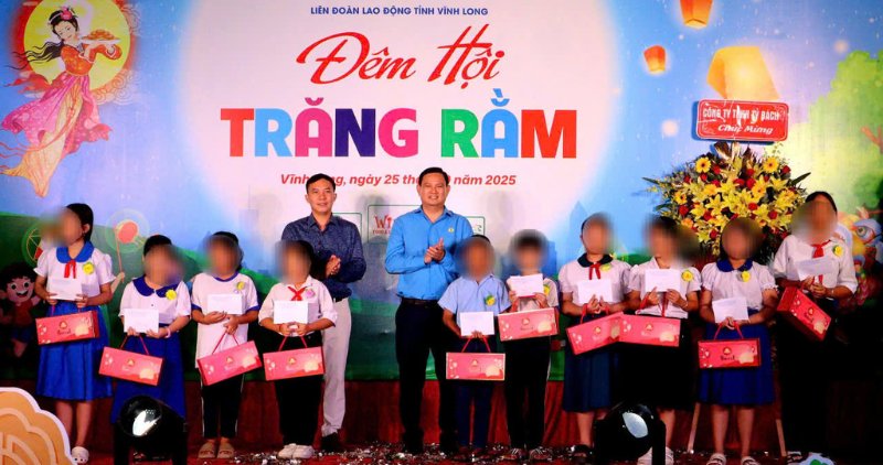 The Vinh Long Labor Federation organized a gift-giving and scholarship program to share the joy of the Mid-Autumn Festival with children of workers and union members. Photo: Vinh Long Labor Federation.