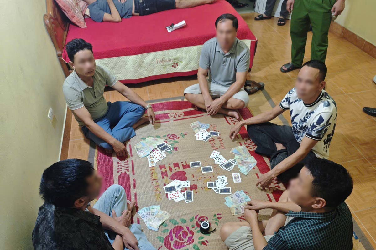 Các đối tượng bị bắt giữ cùng tang vật. Ảnh: Công an Quảng Ninh