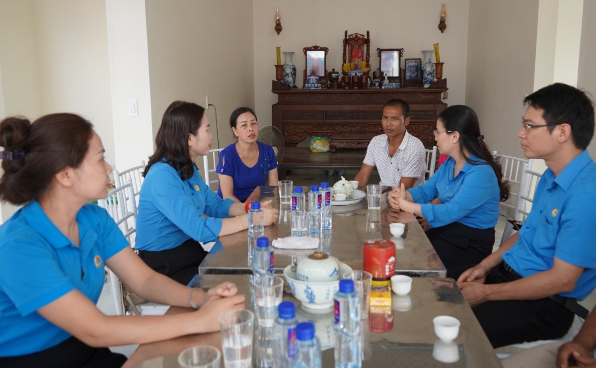 The Hai Phong City Labor Federation raised funds to build a union-roofed house for union members of Aurora Shoes Industrial and Supply Company Limited. Photo: Mai Dung