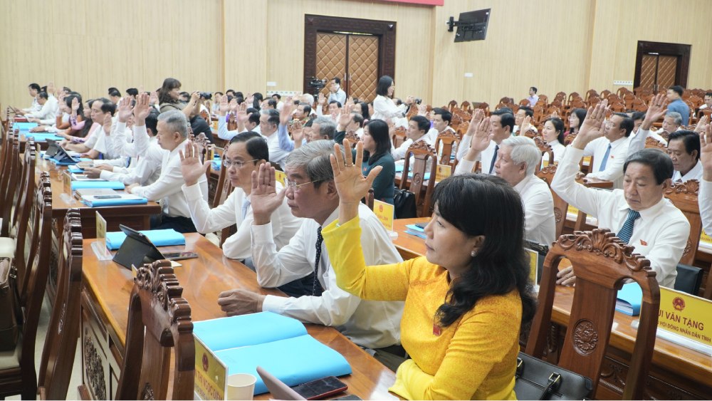 The delegates of the Provincial People's Council voted to approve the draft resolution on the Decision on policy of converting forest use to other purposes to implement the An Thoi domestic solid waste treatment plant project in Phu Quoc special zone. Photo: Nguyen Anh