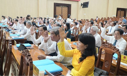 Đại biểu HĐND tỉnh biểu quyết thông qua dự thảo nghị quyết Quyết định chủ trương chuyển mục đích sử dụng rừng sang mục đích khác để thực hiện dự án Nhà máy xử lý chất thải rắn sinh hoạt An Thới ở đặc khu Phú Quốc. Ảnh: Nguyên Anh