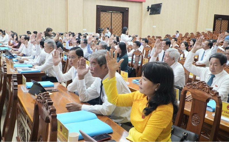 The delegates of the Provincial People's Council voted to approve the draft resolution on the Decision on policy of converting forest use to other purposes to implement the An Thoi domestic solid waste treatment plant project in Phu Quoc special zone. Photo: Nguyen Anh