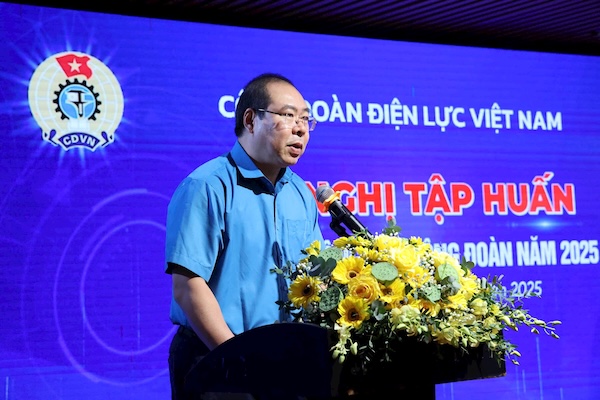 Mr. Do Duc Hung - Member of the Executive Committee of the Vietnam General Confederation of Labor, Chairman of the Vietnam Electricity Trade Union - spoke at the training class. Photo: Luong Nguyen
