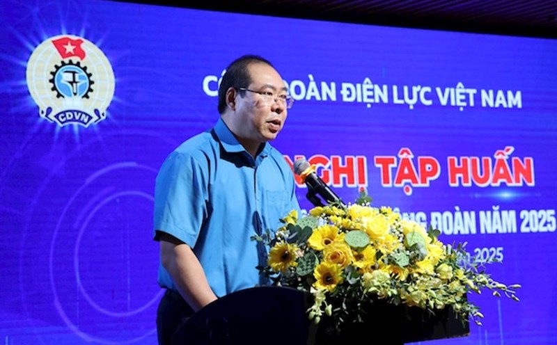 Mr. Do Duc Hung - Member of the Executive Committee of the Vietnam General Confederation of Labor, Chairman of the Vietnam Electricity Trade Union - spoke at the training class. Photo: Luong Nguyen