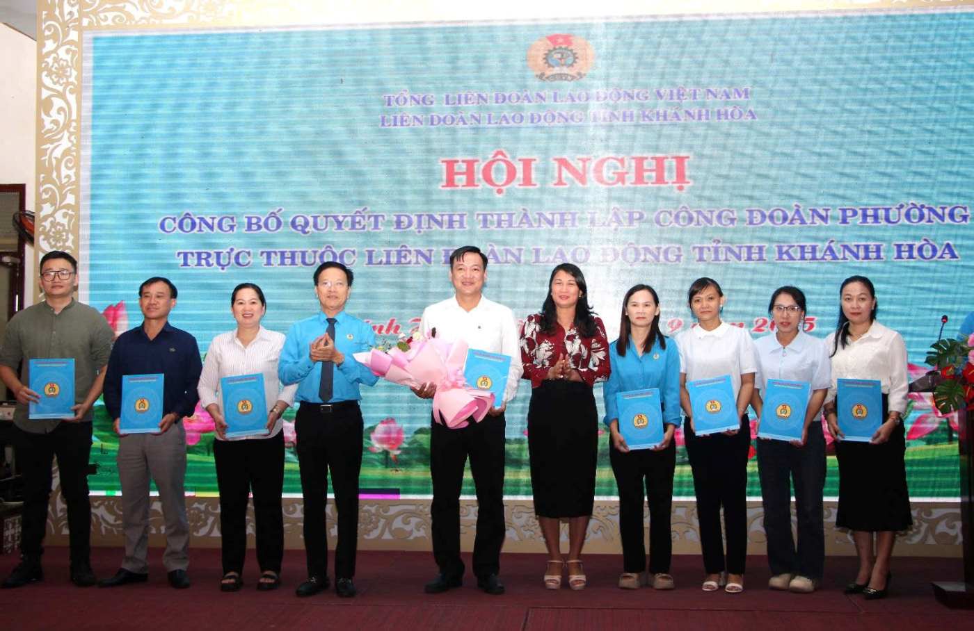 The Provincial Federation of Labor announced the decision to establish a union of 5 wards in the southern area of Khanh Hoa province. Photo: Phuong Linh