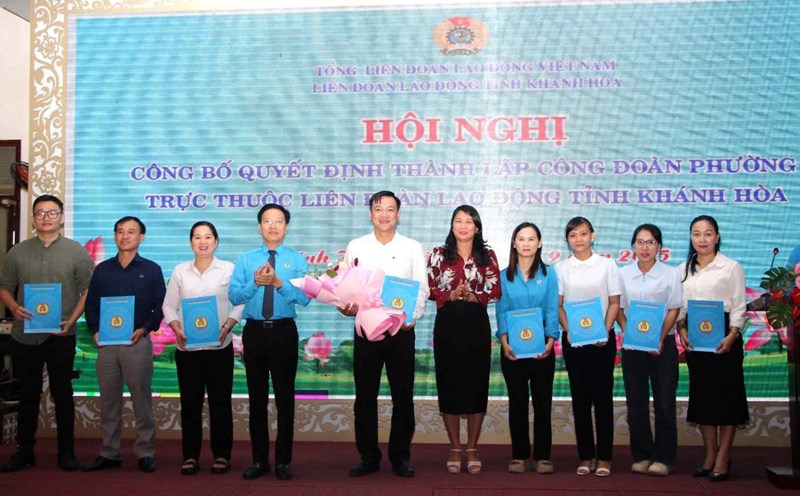 The Provincial Federation of Labor announced the decision to establish a union of 5 wards in the southern area of Khanh Hoa province. Photo: Phuong Linh