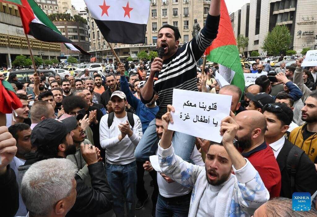 Nguoi dan bieu tinh phan doi cac cuoc tan cong cua Israel nham vao Dai Gaza tai thu do Damascus, Syria, ngay 7.4.2025. Anh: Xinhua
