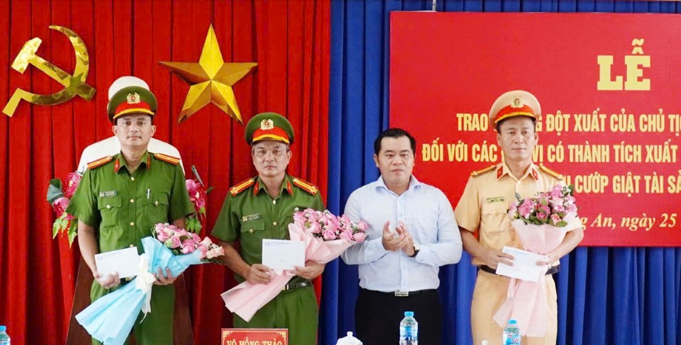 Phường Long An, tỉnh Tây Ninh khen thưởng đột xuất cho 4 tập thể khám phá nhanh vụ cướp giật tài sản vừa xảy ra trên địa bàn. Ảnh: Duy Minh