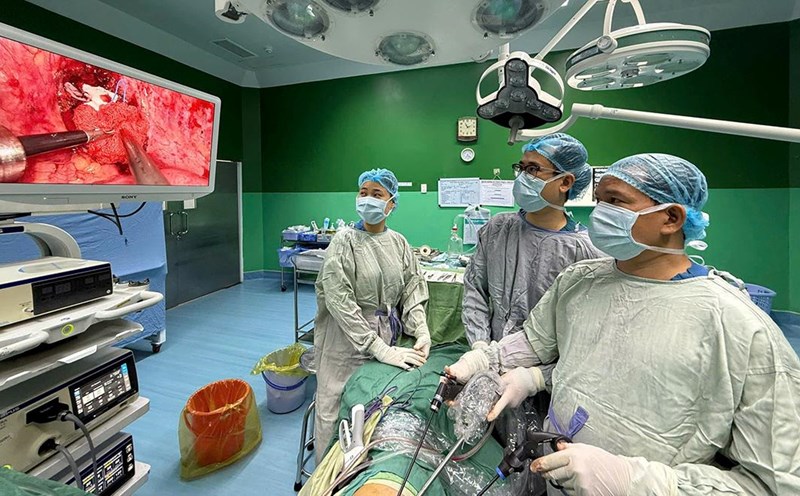 The endoscopic surgical team of Da Nang Hospital successfully removed the tumor. Photo: BVCC