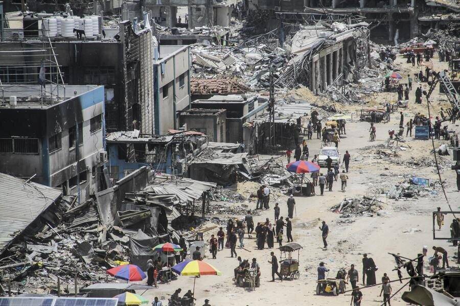 Nguoi dan di lai tren con pho voi nhieu toa nha do nat tai trai ti nan Jabalia, phia bac Dai Gaza, ngay 3.6.2024. Anh: Xinhua