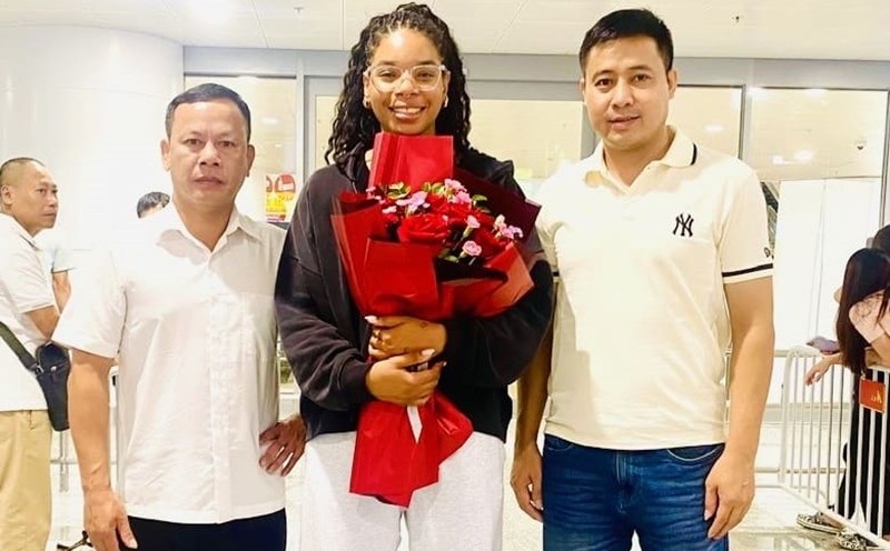 The leaders of the Long Son Thanh Hoa Cement women's volleyball team welcomed foreign players for the second phase of the national tournament. Photo: Hoai Viet
