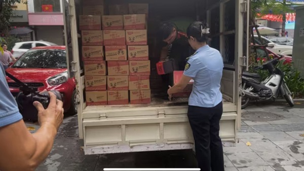 Lực lượng chức năng Hà Nội phát hiện xe tải chở 2.500 bánh Trung thu không rõ nguồn gốc. Ảnh: CAHN