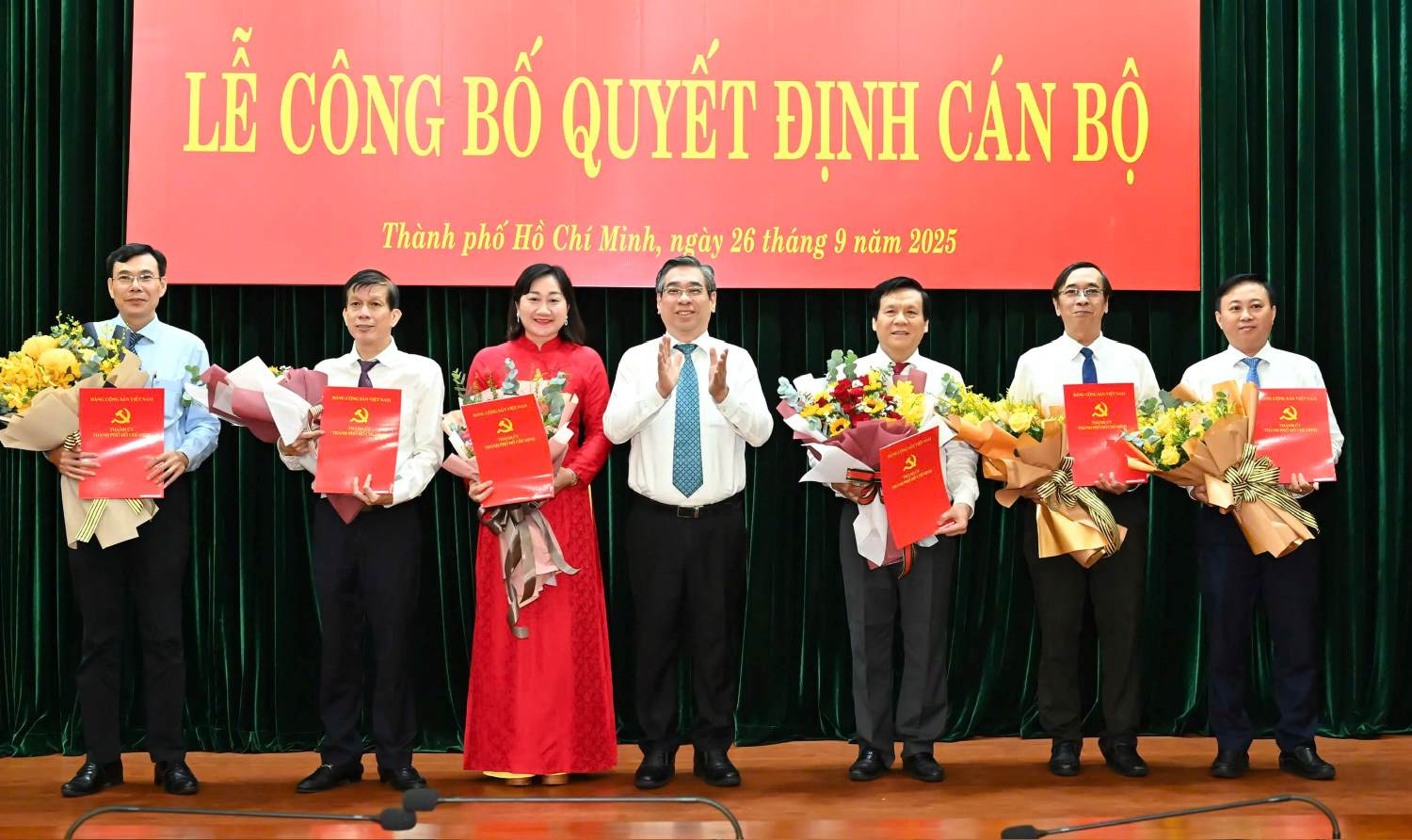 Nguyen Phuoc Loc 씨 - 호치민시 당위원회 부서기이자 베트남 조국전선 위원회 호치민시 위원장이 사이공 지아이퐁 신문 지도부에 결정을 수여하고 있습니다. 사진: Viet Dung