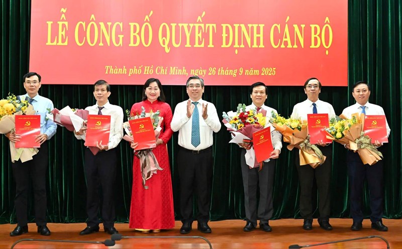 Mr. Nguyen Phuoc Loc - Deputy Secretary of the City Party Committee, Chairman of the Vietnam Fatherland Front Committee of Ho Chi Minh City presented the decisions to the leaders of Saigon Giai Phong Newspaper. Photo: Viet Dung