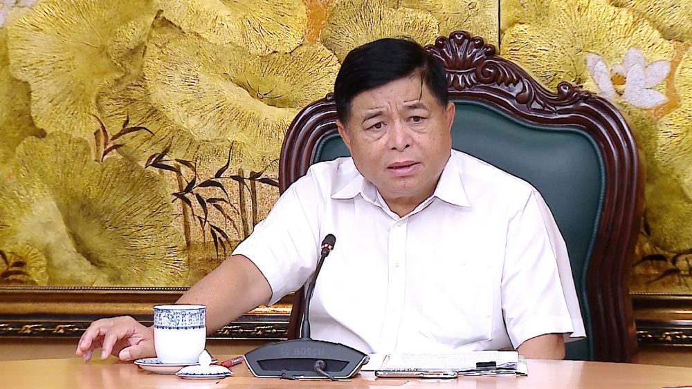 응우옌찌중 부총리가 행정 절차 감축을 포함한 민간 경제 발전에 관한 결의안 68-NQ/TW 시행 상황 검토 회의를 주재하고 있습니다. 사진: VGP/Thu Sa