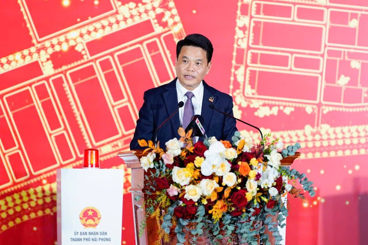 Chu tich UBND TP Hai Phong Le Ngoc Chau phat bieu tai le khoi cong 2 du an trong diem. Ảnh: Cong TTDT Hai Phong