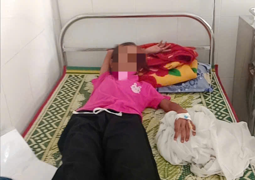 A student was hospitalized after breakfast at school. Photo: Hai Hieu