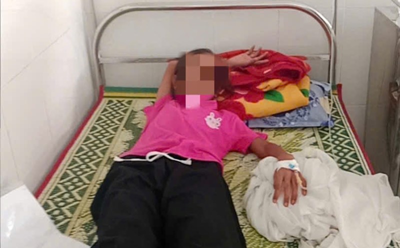 A student was hospitalized after breakfast at school. Photo: Hai Hieu