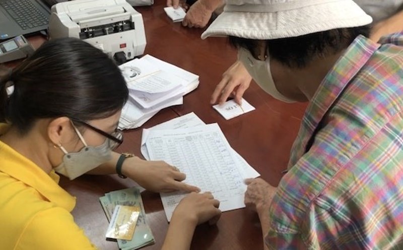 The Ministry of Health requires provinces to promptly pay social pension benefits to people aged 75 and over. Photo: Que Chi