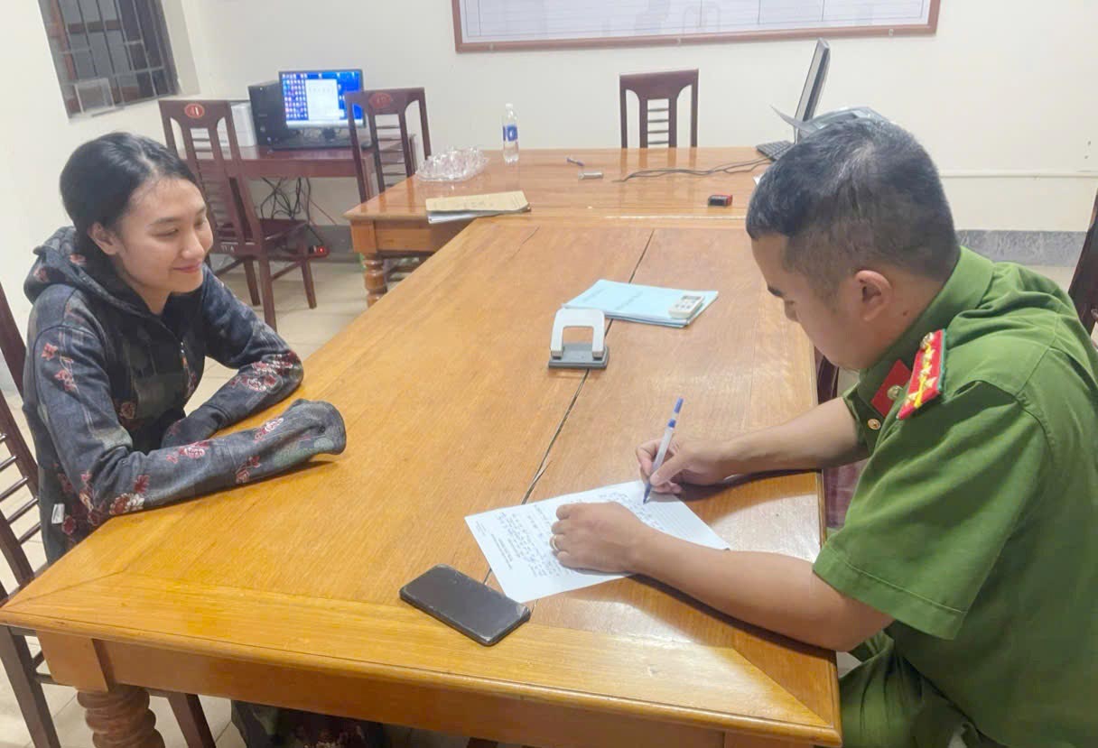 Hang 씨는 계좌에서 갑자기 1억 5천만 동을 받았다가 잘못 이체한 사람에게 돌려주었다고 Duc Tho 면 공안에 신고했습니다. 사진: Ha Tinh 공안.