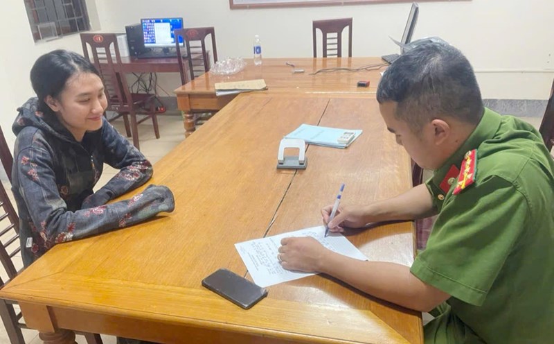 Ms. Hang reported to Duc Tho Commune Police that her account suddenly received 150 million VND, then returned it to the person who transferred it by mistake. Photo: Ha Tinh Police.