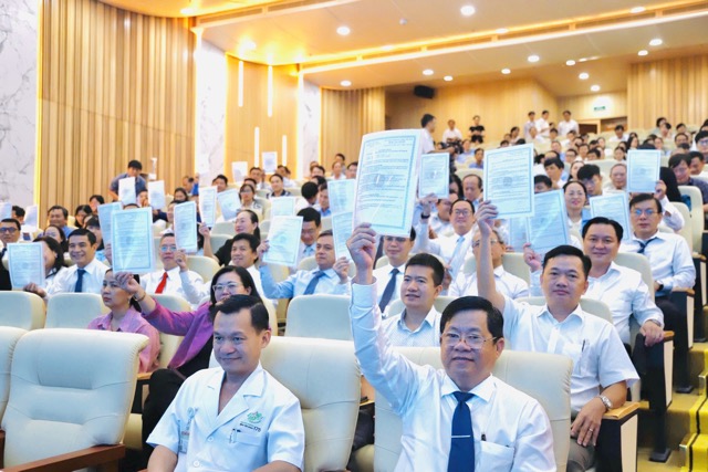 Hospitals in Ho Chi Minh City simultaneously signed the implementation of the Electronic Medical Year and standardized the data warehouse of the health sector. Photo: Nguyen Ly