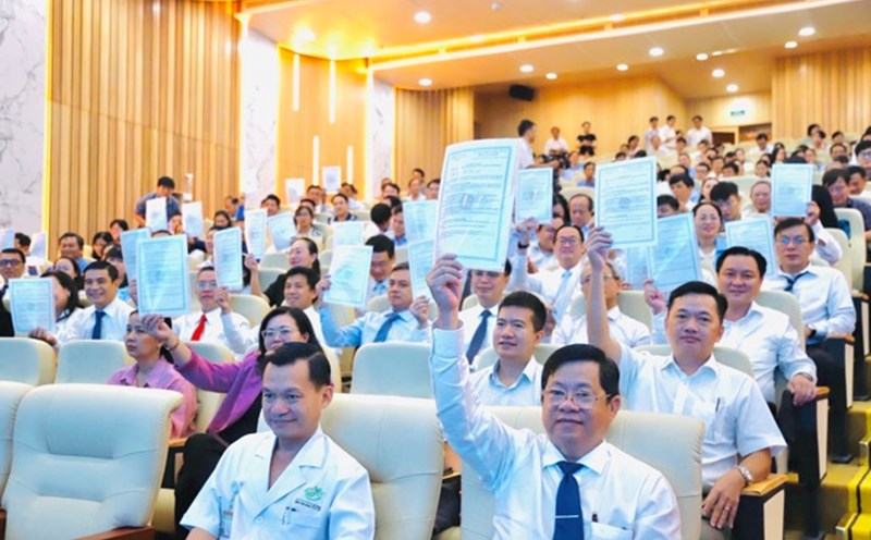 Hospitals in Ho Chi Minh City simultaneously signed the implementation of the Electronic Medical Year and standardized the data warehouse of the health sector. Photo: Nguyen Ly