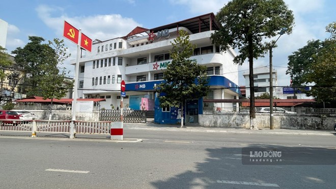 Mai Hương Lý đã rút tiền trong thẻ đa năng của nhiều khách hàng trong thời gian làm nhân viên tư vấn bảo hiểm trong Ngân Hàng MB Bank chi nhánh Lào Cai. Ảnh: Đinh Đại 