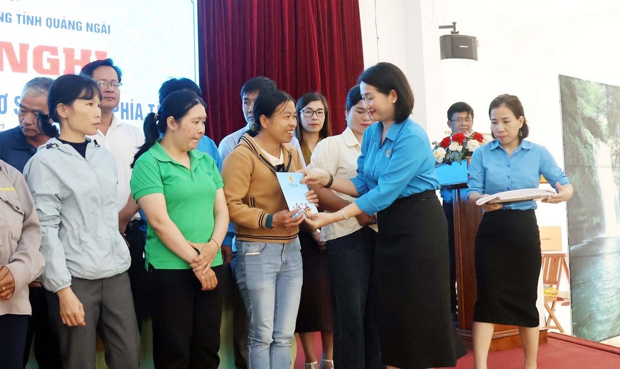 Ms. Nguyen Thi Anh Lan - President of the Quang Ngai Provincial Labor Federation presented gifts to union members. Photo: Quang Ngai Trade Union.