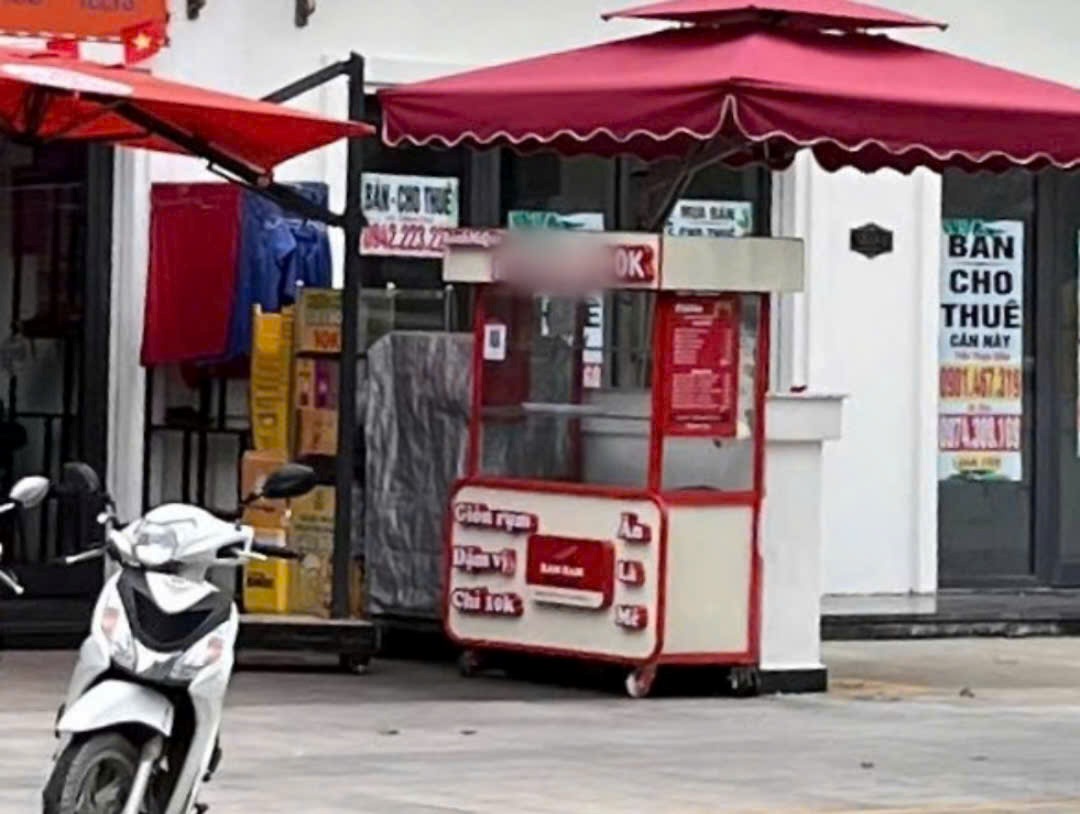 Hinh anh khu vuc ban banh mi ma cu dan tai chung cu o TPHCM mua an va sau do bi non oi, dau bung. Anh: Minh Tam
