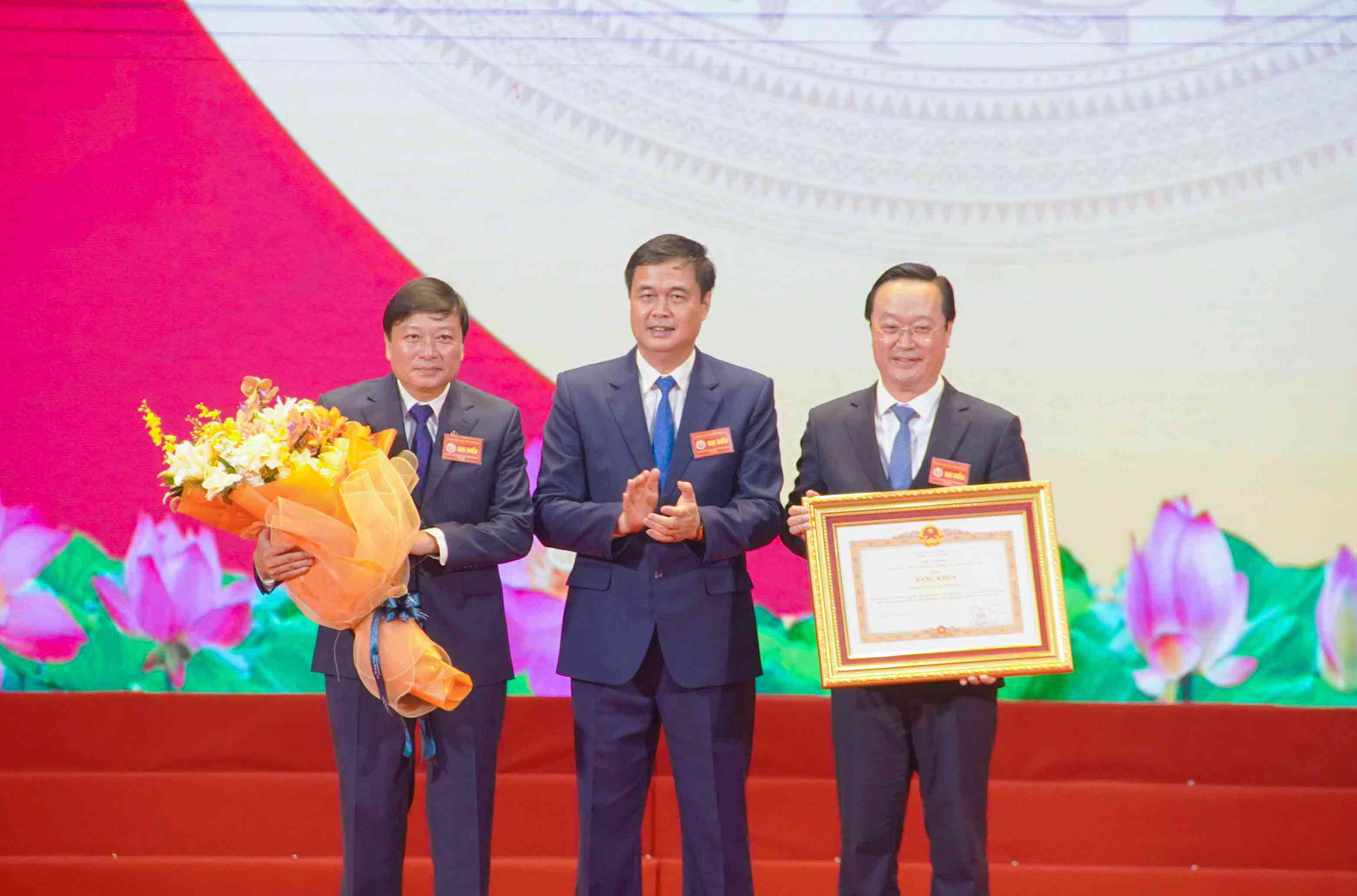 Ong Pham Huy Giang - Uy vien Thuong truc Hoi dong Thi dua khen thuong Trung uong, Truong Ban Thi dua - Khen thuong Trung uong trao Bang khen Thu tuong tang Nhan dan va can bo tinh Nghe An. Anh: Duy Chuong