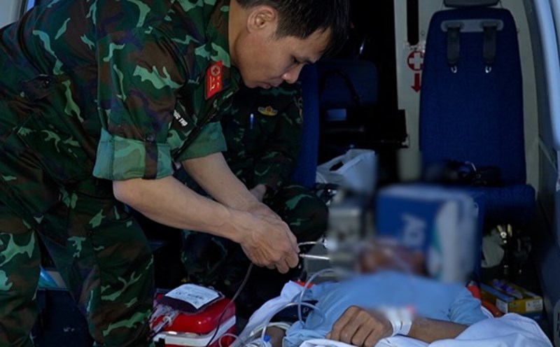 The patient was given emergency care by doctors on the way back to the mainland. Photo: BVCC