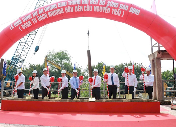 Khoi cong du an Duong giao thong hai ben bo song Bao Dinh, cong trinh huong ung phong trao thi dua cao diem voi chu de “30 ngay tien toi Dai hoi Dang bo tinh Dong Thap”. Anh: Be Thi.