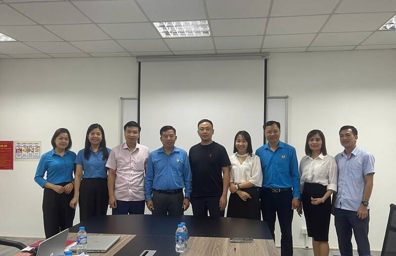 UBKT Lien doan lao dong Thai Nguyen lam viec voi cac cong doan co so. Anh: Pham Kien