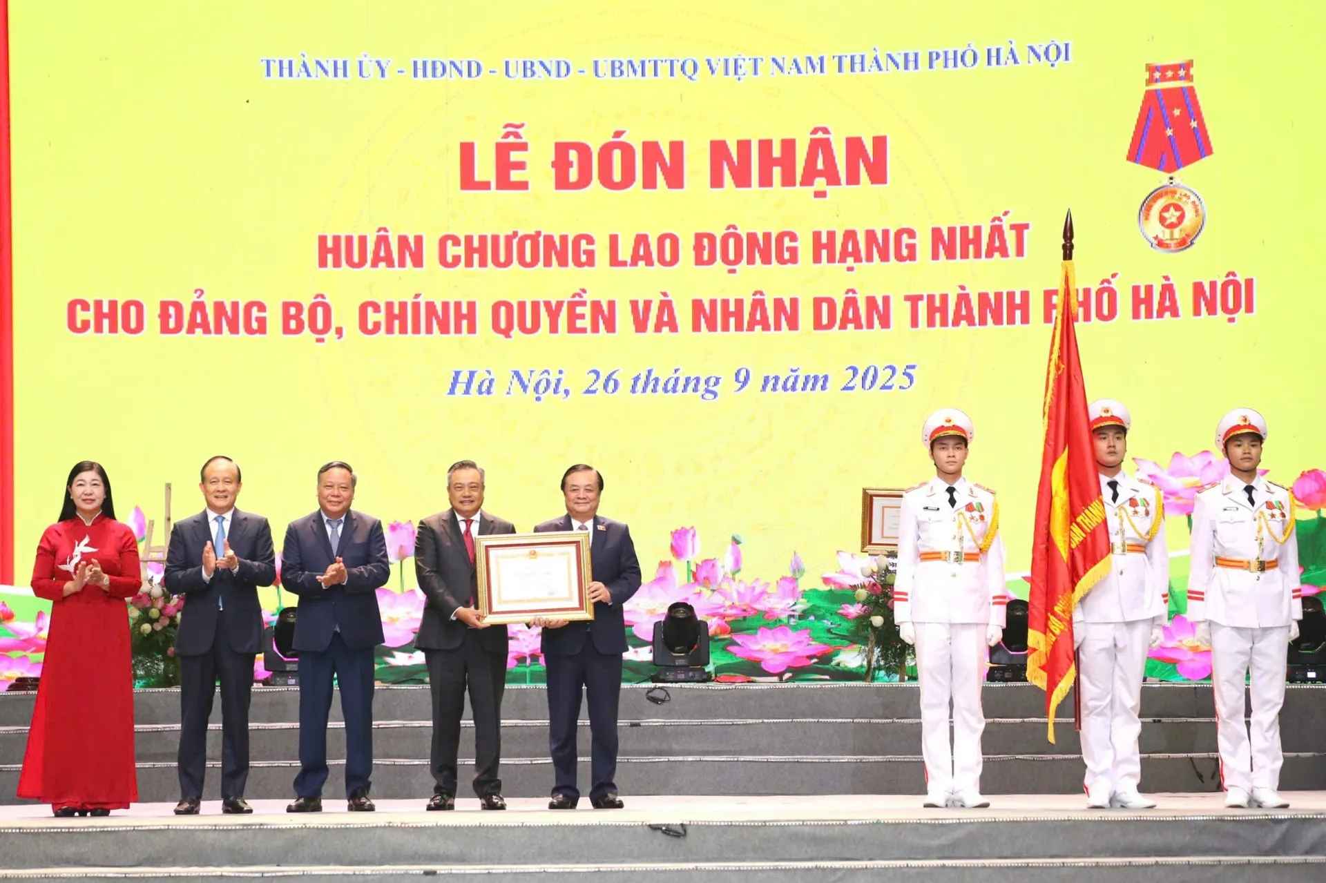 Pho Chu tich Quoc hoi Le Minh Hoan trao Huan chuong Lao dong hang Nhat cho Dang bo, chinh quyen va Nhan dan TP Ha Noi. Anh: Pham Hung 