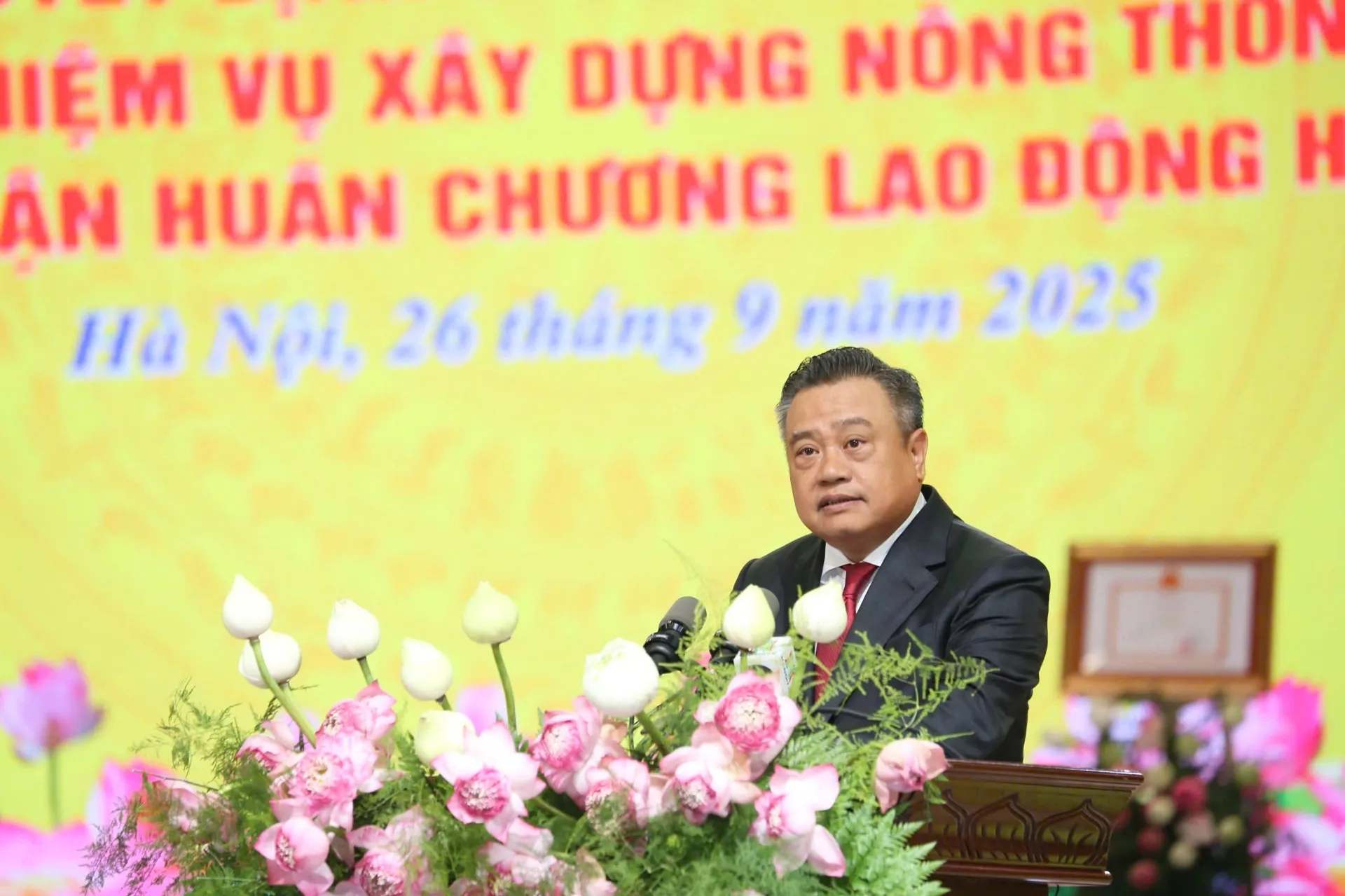 Uy vien Trung uong Dang, Pho Bi thu Thanh uy, Chu tich UBND TP Ha Noi Tran Sy Thanh - Truong Ban chi dao Chuong trinh xay dung nong thon moi TP Ha Noi phat bieu tai le cong bo. Anh: Pham Hung