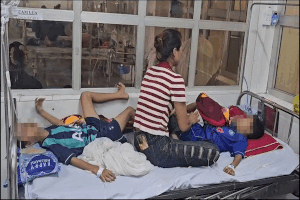 The number of students hospitalized for suspected food poisoning in Quang Tri increased to 40. Photo: Cong Sang