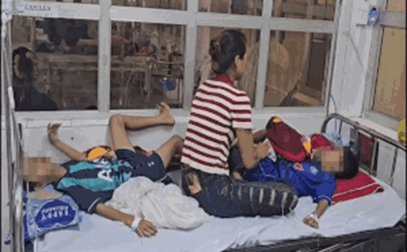 The number of students hospitalized for suspected food poisoning in Quang Tri increased to 40. Photo: Cong Sang