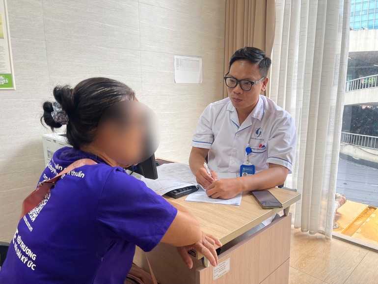 Doctors at the Central Geriatric Hospital examine and consult on mental decline for free for the elderly. Photo: Bich Ngoc